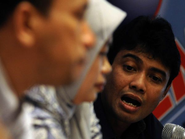 Buruh Mengeluh di Warung Daun