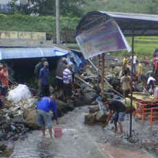 Lokasi Banjir Bandang di Pacet Jadi Tontonan