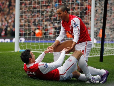 Wenger Sanjung Van Persie & Walcott
