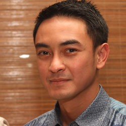 Jumpa Pers Tuduhan Perzinaan, Zumi Zola Tebar Senyuman