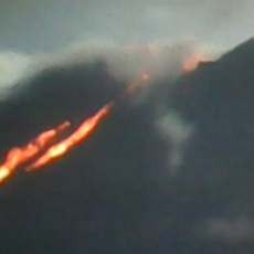 Semeru Kembali Muntahkan Lava Pijar Sejauh 3 Kilometer