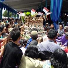 Prosesi Grebeg Maulid Ricuh, Satu Orang Pingsan