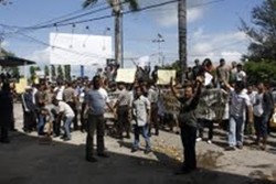 Pelabuhan Tikus Ditutup, Buruh Demo Kantor Media di Kepri