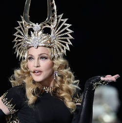 Aksi Spektakuler Madonna di Super Bowl