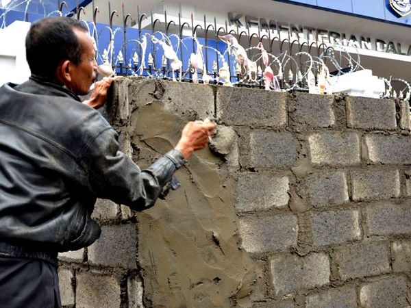 Pendemo Bangun Toilet di Kemendagri