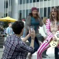 Iklan Samsung Galaxy Note Bebaskan Fans Apple
