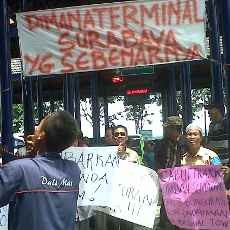 Penumpang di Terminal Wilangon Berburu Angkot