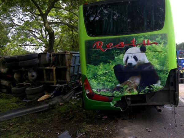 Bus Hantam Truk di Tol Sidoarjo