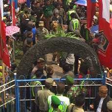 Ribuan Warga Berebut Air Siraman Pusaka Gong Kyai Pradah