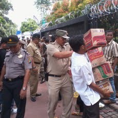 Toilet Permanen di Depan Kemendagri Dibongkar Paksa, Pendemo Melawan