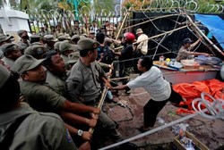 Polisi Pagari Kantor Mendagri dengan Kawat Berduri