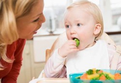 Ajari Bayi Makan Pakai Tangan Agar Tak Cepat Gemuk