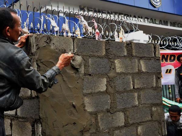 Demonstran Bangun Toilet di Depan Kemendagri