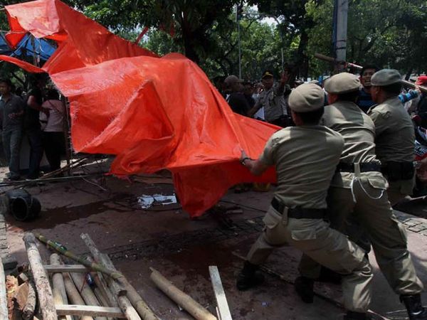 Satpol PP Obrak-abrik Gubuk Pendemo