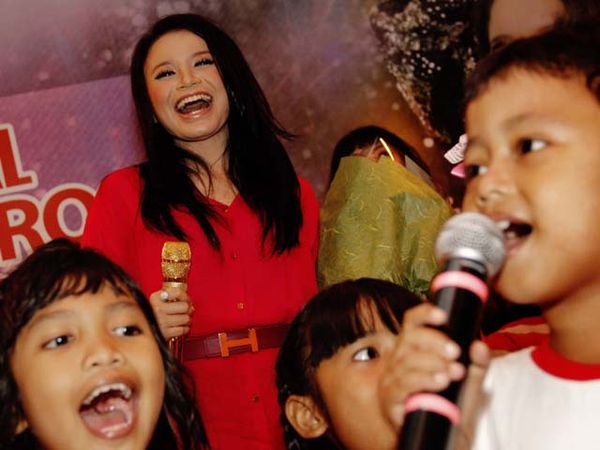 Rossa Bernyanyi Bareng Anak Kecil
