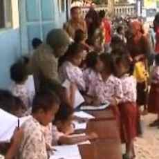 Tiga Kelas Ambruk, Puluhan Siswa SDN Curah Belajar di Halaman