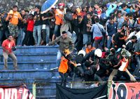 Suporter Persija dan Persipura Bentrok