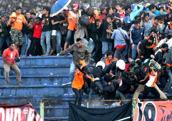 Suporter Persija dan Persipura Bentrok
