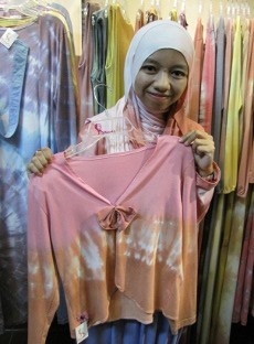 Tampil Colorful dengan Bolero Tie Dye