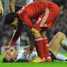 Menyoal Tendangan Suarez ke Tubuh Parker