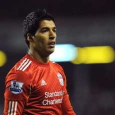 Rooney: Suarez Harusnya Dikartu Merah