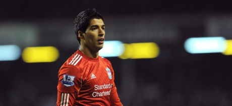 Rooney: Suarez Harusnya Dikartu Merah