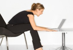 Tips Hindari Nyeri Leher dan Punggung Saat di Depan Komputer