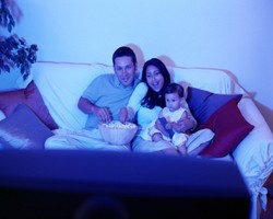 5 Cara Agar Si Kecil Tak Terlalu Sering Nonton TV