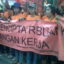 300-an Pedagang di Stasiun Demo Kementerian BUMN