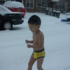 Cuma Bercelana Dalam, Bocah China Dipaksa Berlari di Salju