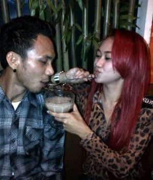 Norman dan Yenny 3 Macan Suap-suapan