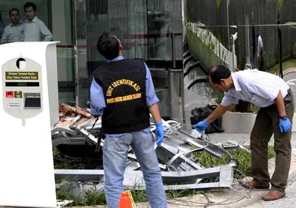 Gondola Jatuh, 2 Pekerja Kebersihan Selamat