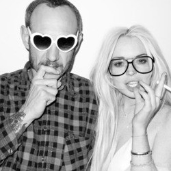 Kembali Berpose Seksi, Payudara Lindsay Lohan Ngintip