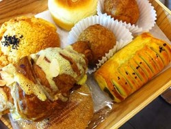 Ada Kejutan Manis di Dalam Roti yang Hangat Mengepul!