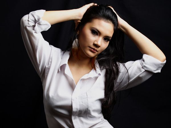 Pose Sensual Si Cantik Martina Tesela