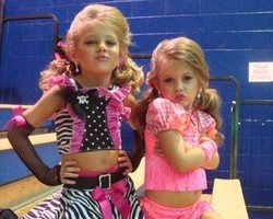 2 Bocah Bersaing Ikut Kontes Kecantikan Sejak Balita