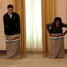 Michelle Obama Lomba Balap Karung & Tarik Tambang di Gedung Putih