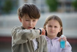 Kenapa Anak Lebih Gampang Kena Batuk Saat Musim Hujan?