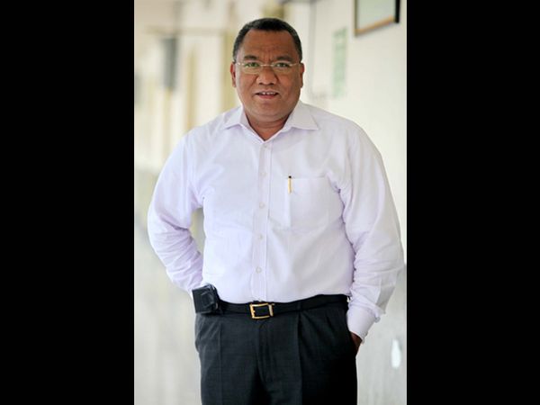 Dia Sendirian Melawan Raksasa Telkomsel