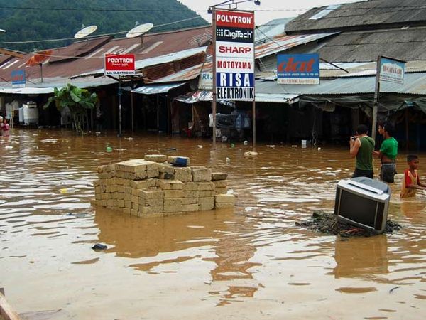 Diguyur Hujan, Pasar Yotefa, Jayapura Kebanjiran