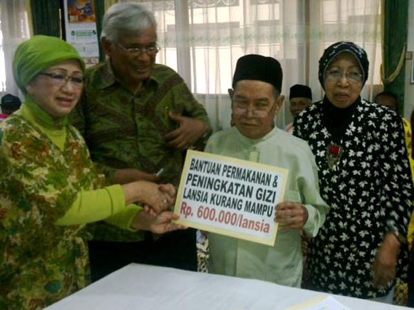 60 Lansia di Tenggilis Mejoyo Terima BLT