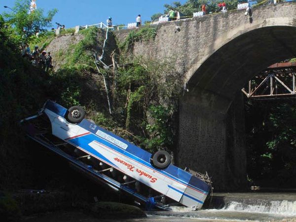 Tabrak Sedan, Bus Masuk Jurang