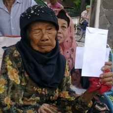 Hore..! 60 Lansia di Tenggilis Mejoyo Dapat Dana BLT