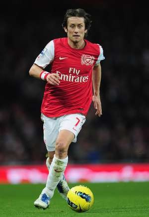 Arsenal Incar Posisi Empat Besar