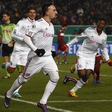 Singkirkan Stuttgart, Bayern ke Semifinal