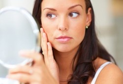 Kelamaan Bercermin Bisa Bikin Stres