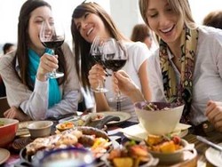 Awas, Makan Enak Saat Pesta Bisa Berlebihan!