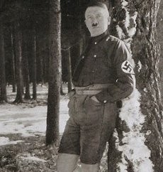 Ketika Hitler Berlatih Pidato dan Bercelana Pendek