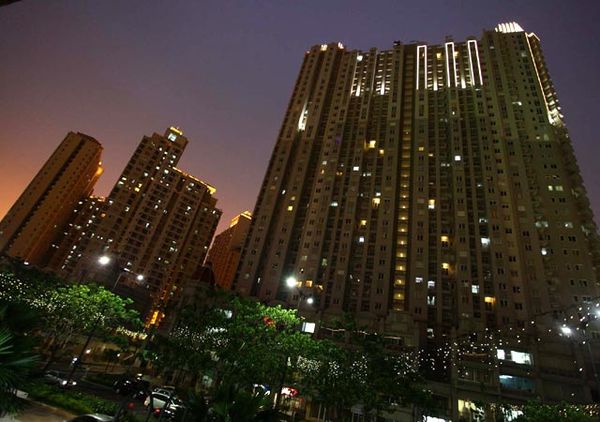 Senja di Balik Apartemen Garden Mediterania