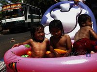 Mandi Bola Pinggir Jalan